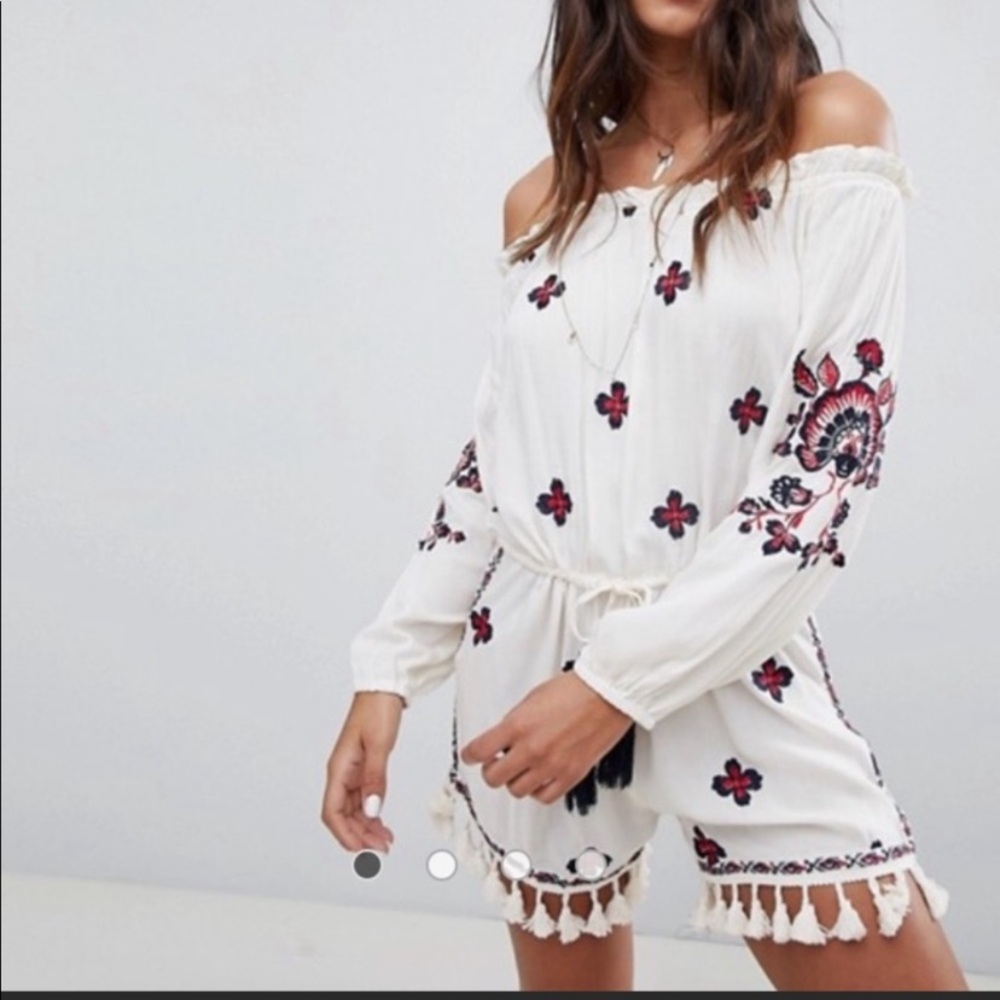 Anthropology Raga Creme Floral Embroidery Boho Bohemian Romper Shorts Size M